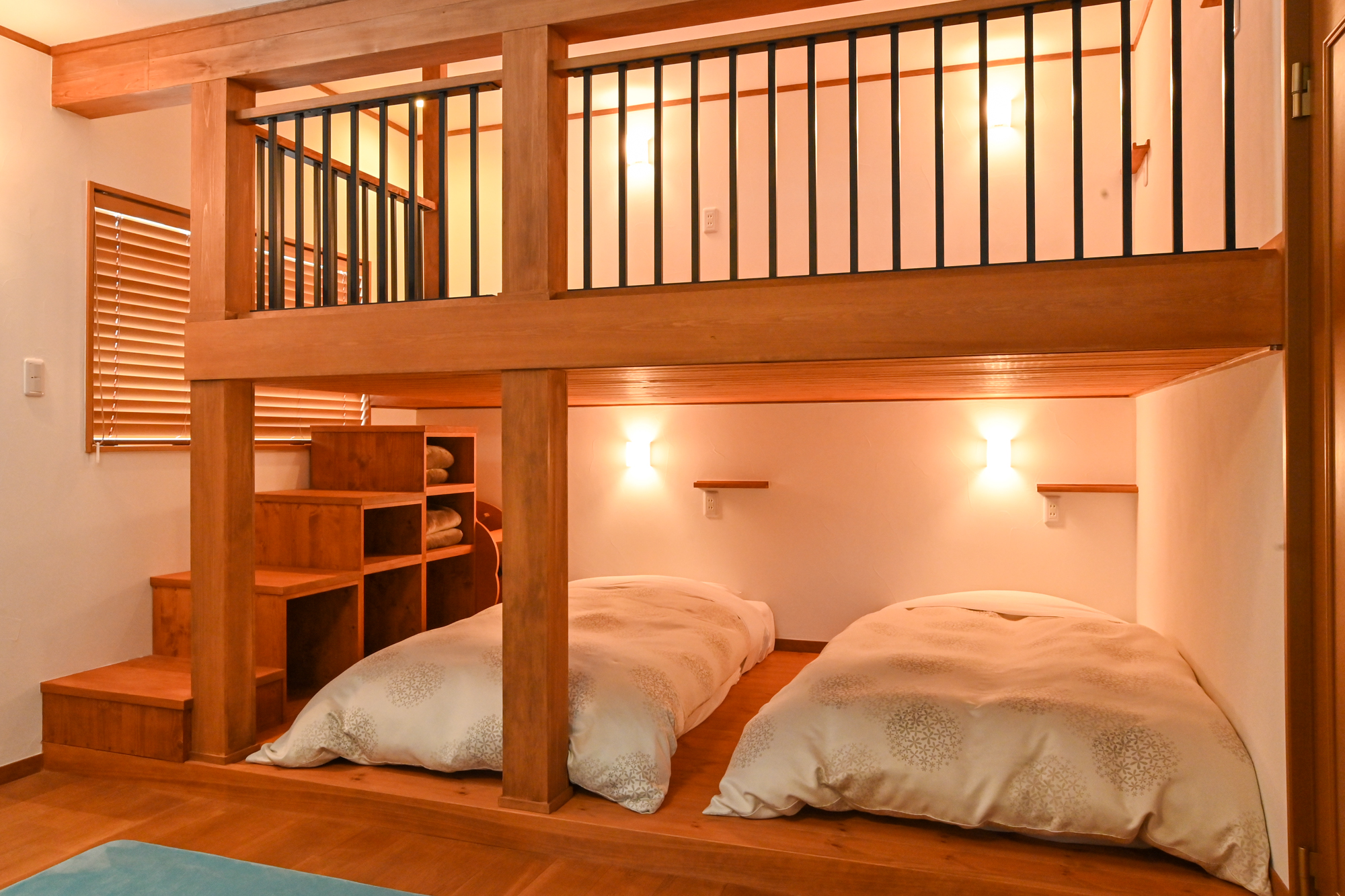 1段目にはシングルサイズのベッドが2台、ロフトの2段目には布団が2客敷ける
