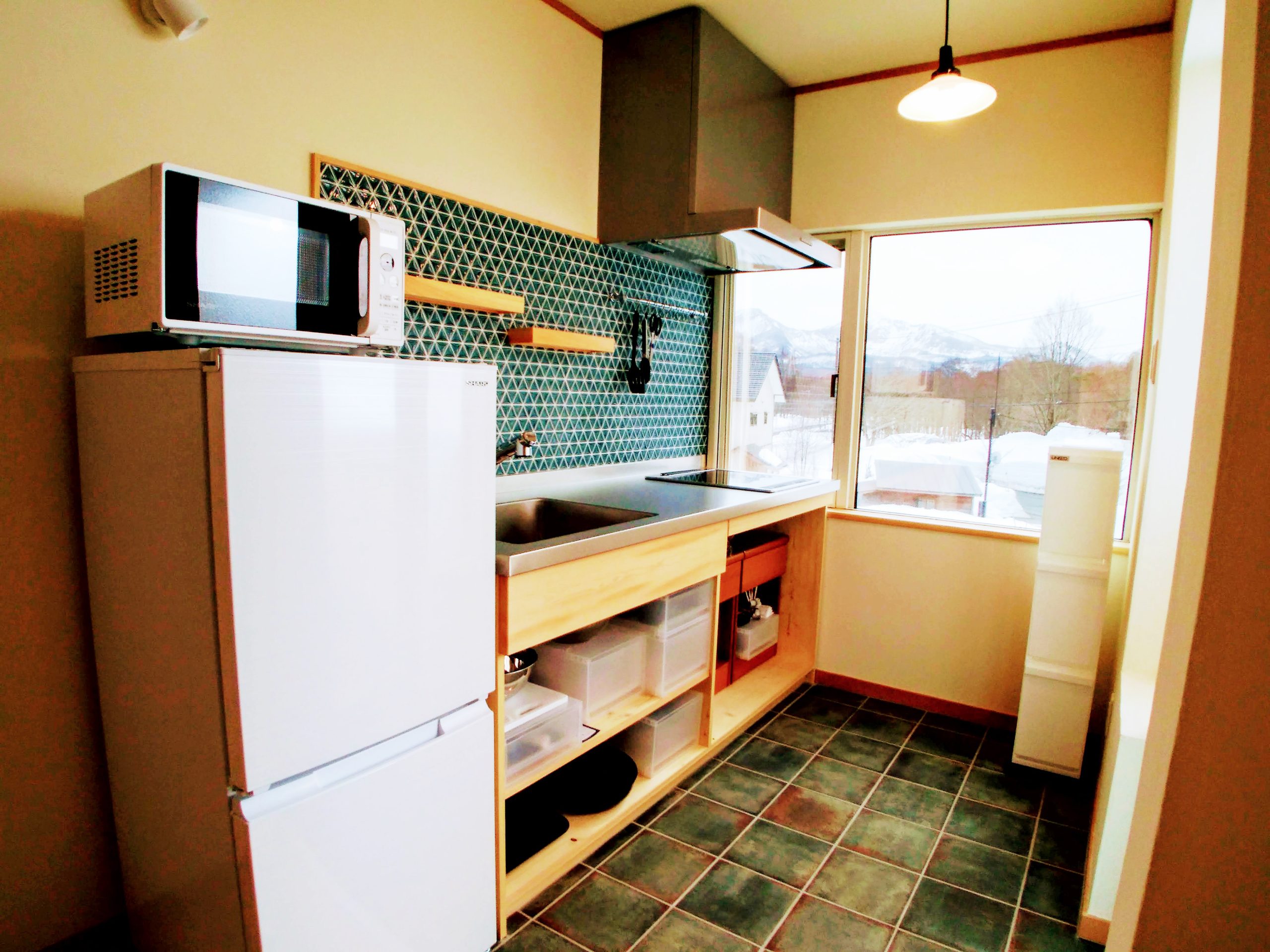 小さなキッチンと冷蔵庫もついている客室