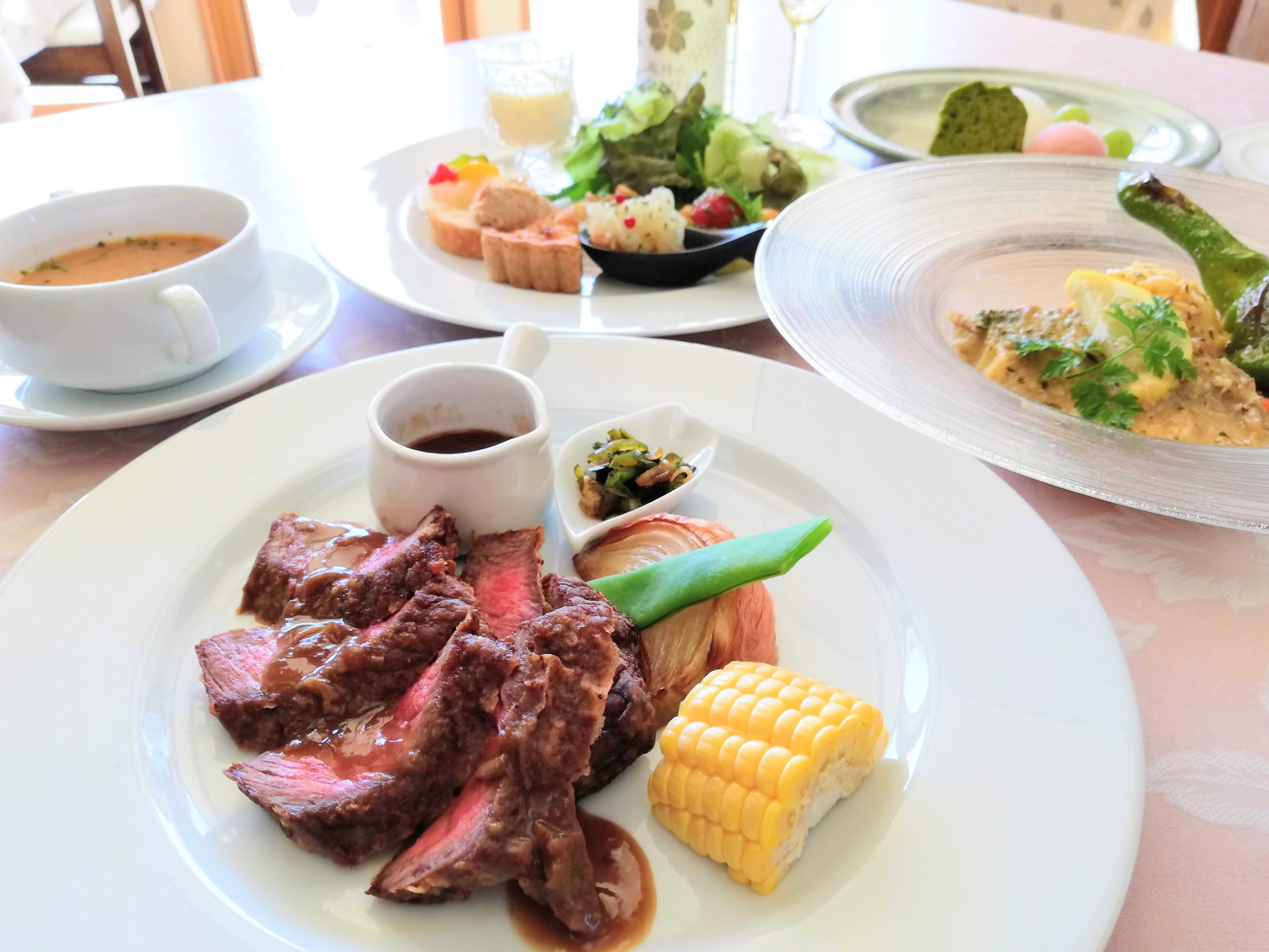 びーはいぶのコース料理。福島牛のステーキと魚料理、7品程度の前菜の盛り合わせが舌と目を楽しませてくれる。